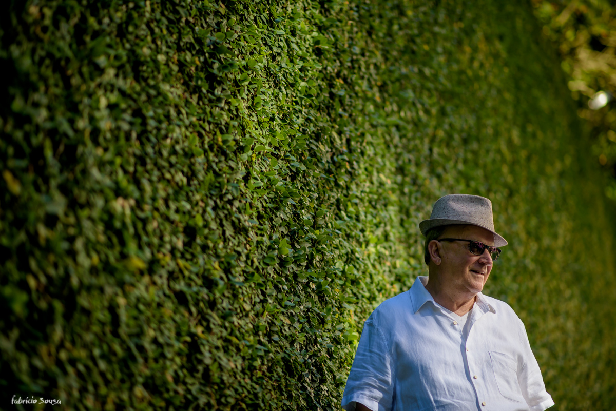retrato na melhor idade Damaceno em frente a muro vivo