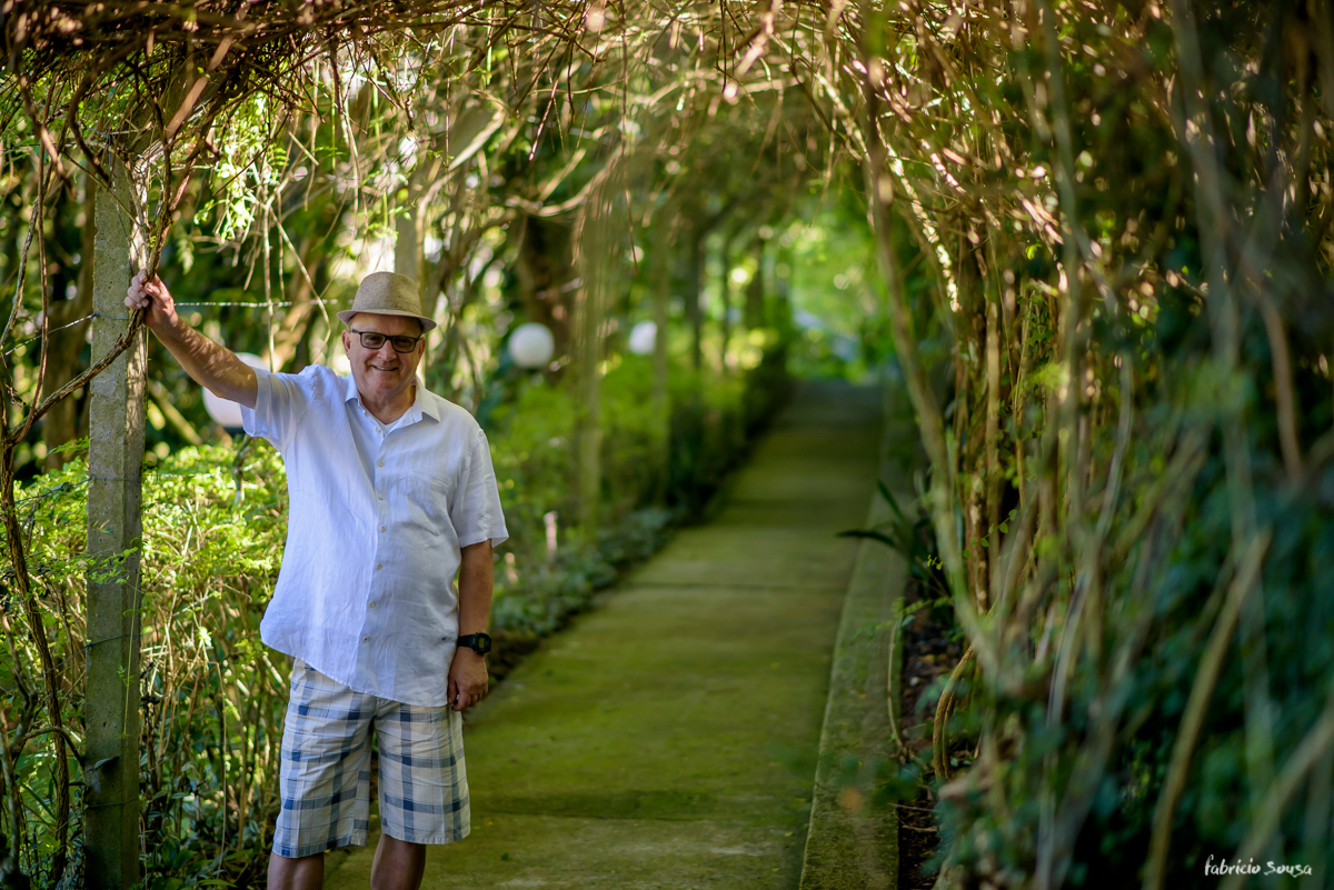 Damaceno posa para fotografia no jardim do seu condomínio - sessão lifestyle