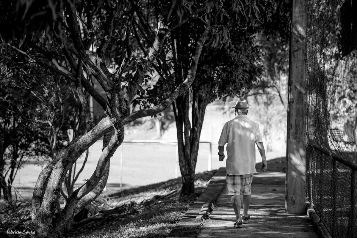 caminhando no jardim do condomínio - melhor idade