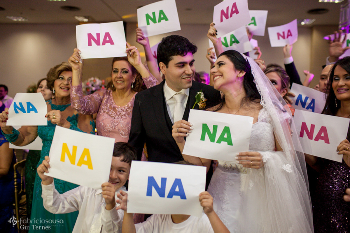 noivos beatlemaníacos cantando Hey Jude na festa