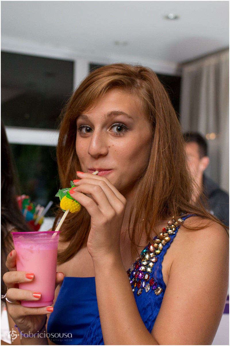 debutante tomando coquetel