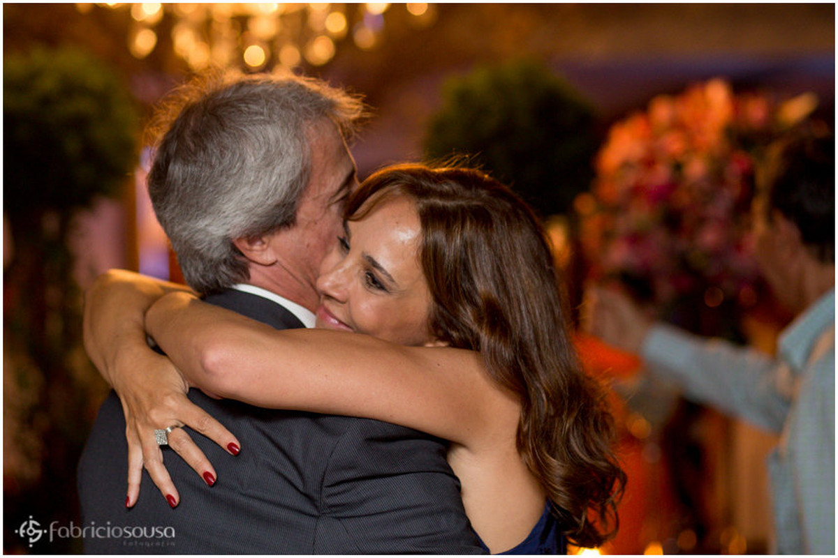 casal de pais dança junto na festa da filha