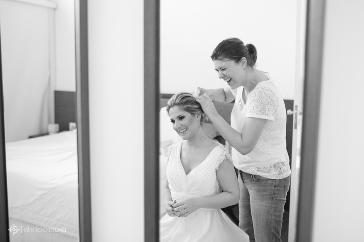 a noiva fazendo o cabelo no making of na suite do hotel