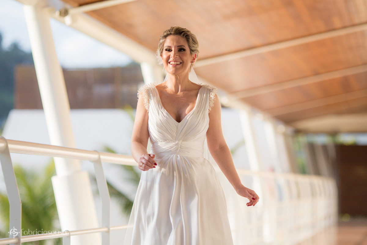 a noiva Alexandra momentos antes de sua entrada no hotel Parador do Estaleiro em Balneário Camboriu