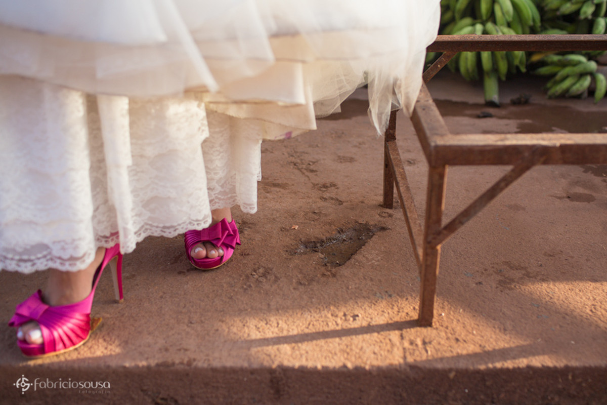 detalhe do sapato em ensaio trash the dress na feira