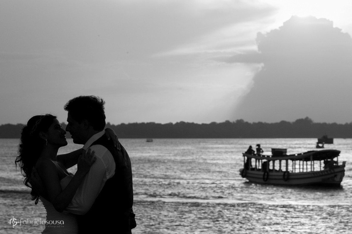 casal se beija à beira do Rio Amazonas