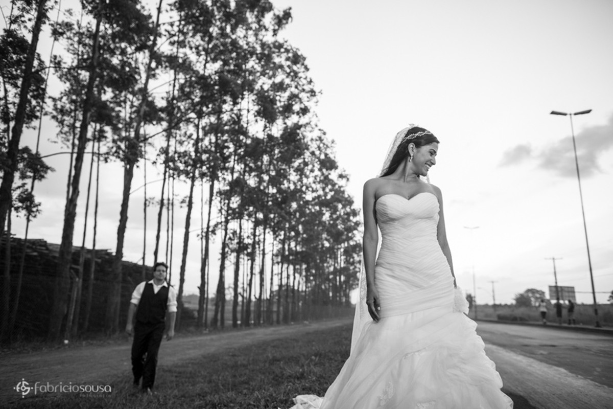 retrato da noiva na beira da estrada