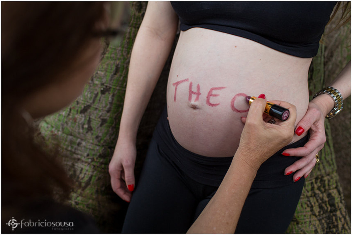 Detalhe do nome do futuro bebê escrito com batom na barriga da mamãe