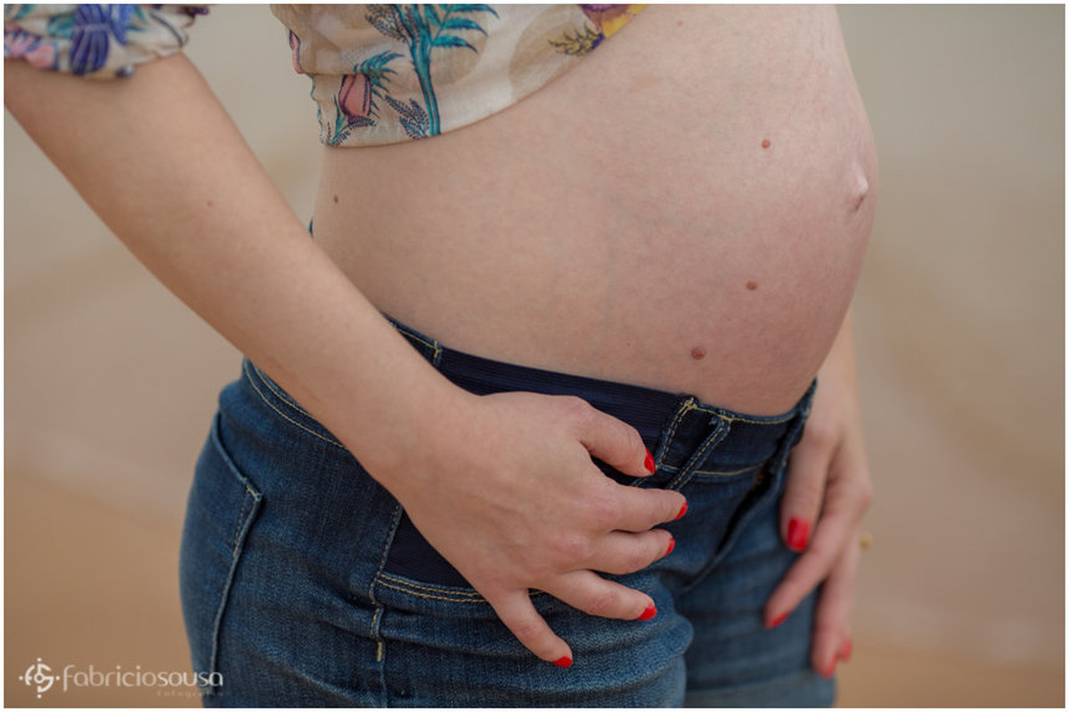 Close na barriga da jovem gestante em Belém