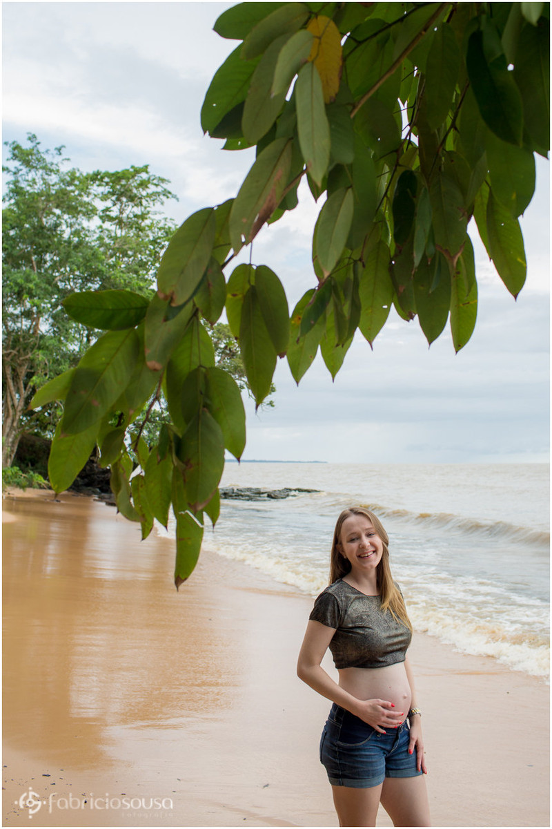 Mulher grávida em sessão fotográfica em praia de Belém do Pará