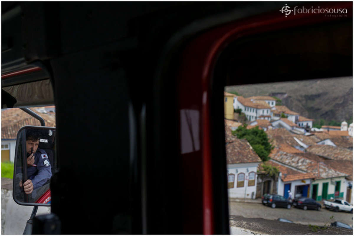 foto de dentro do carro dos bombeiros com cidade de Ouro Preto ao fundo