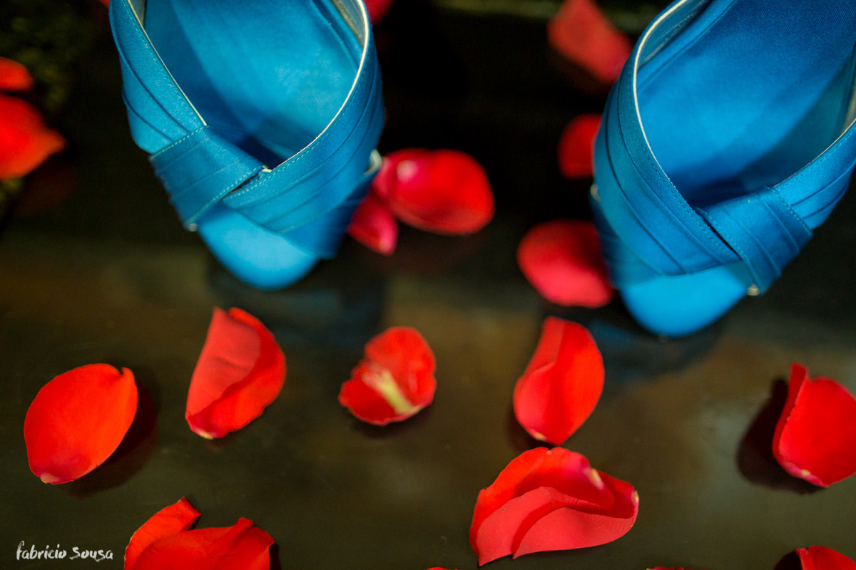 detalhe das pétalas e sapato azul da noiva