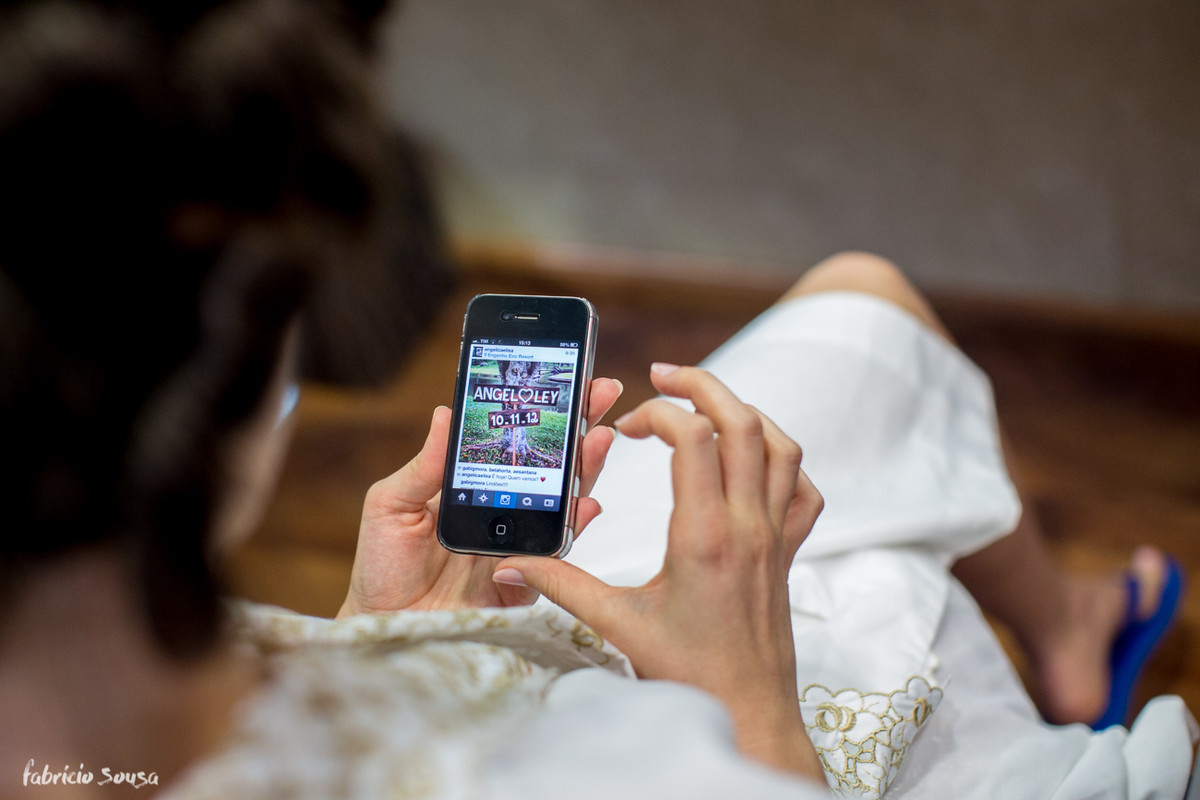 noiva postando foto com a data do seu casamento