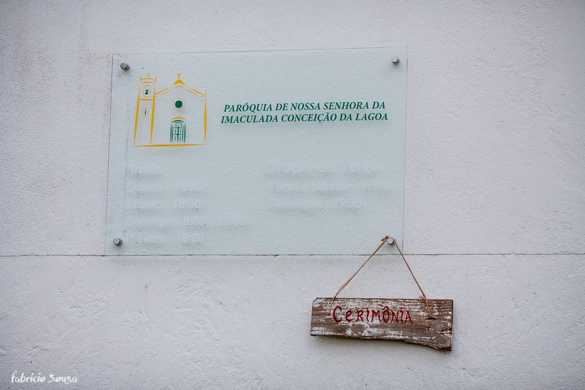 a plaquinha de madeira na cerimonia na igreja da nossa senhora da imaculada conceição da Lagoa