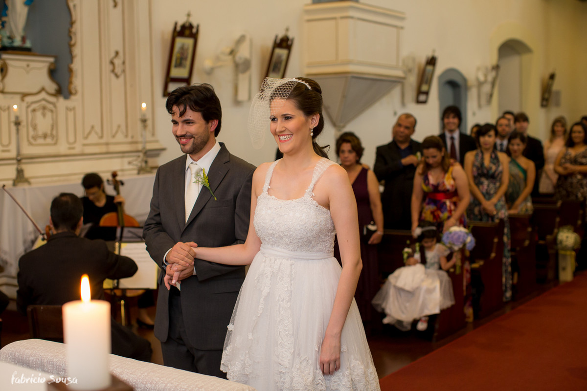 os noivos no altar da igreja