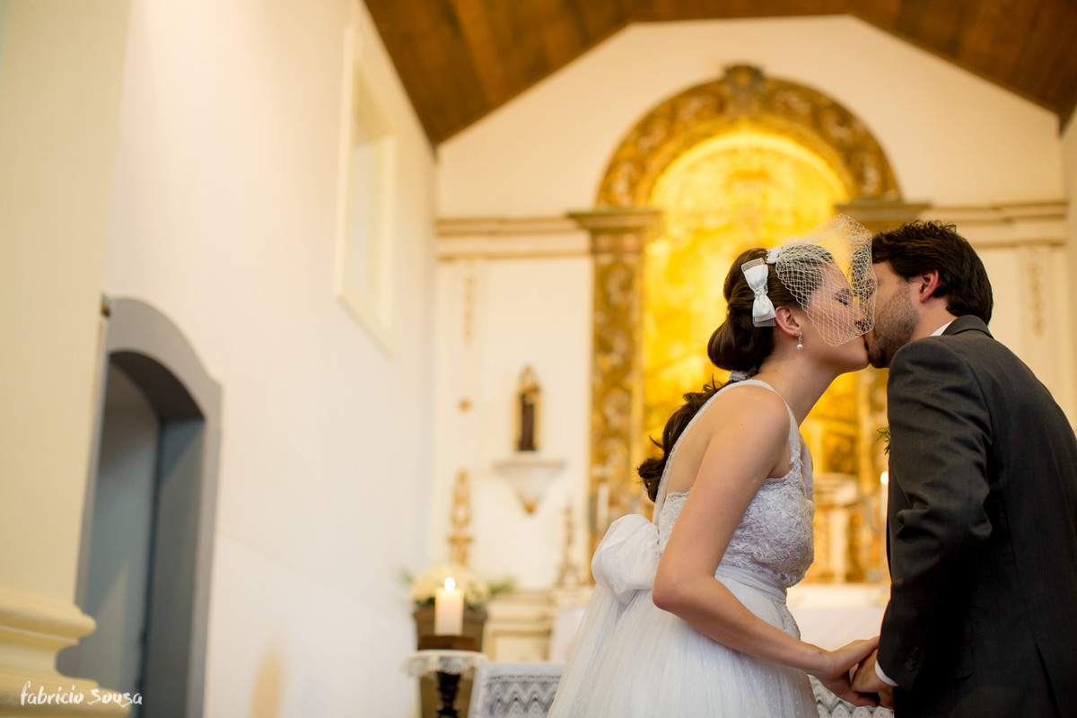 o primeiro beijo do casal no altar da igreja da lagoa