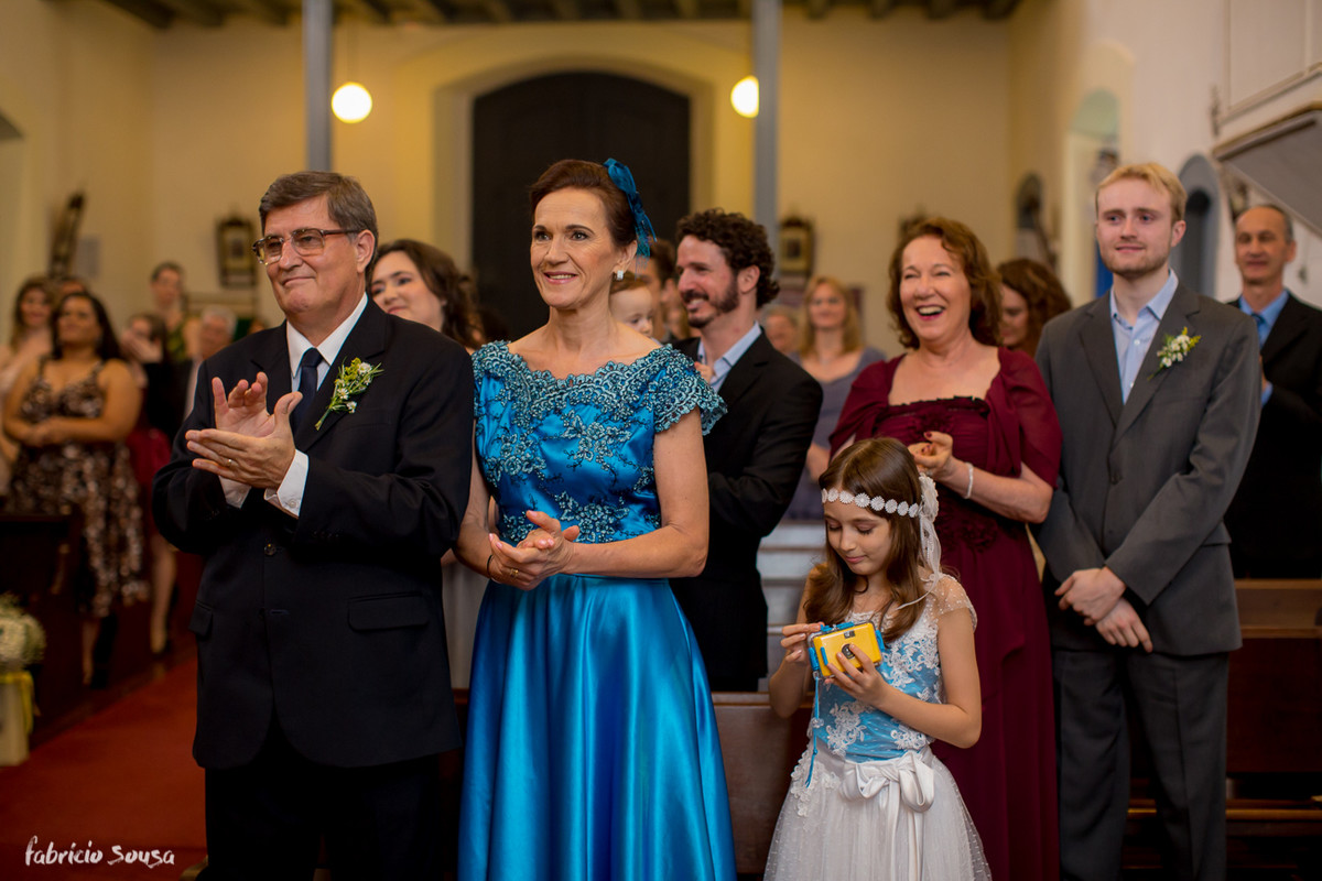a familia e os amigos aplaudem o casal