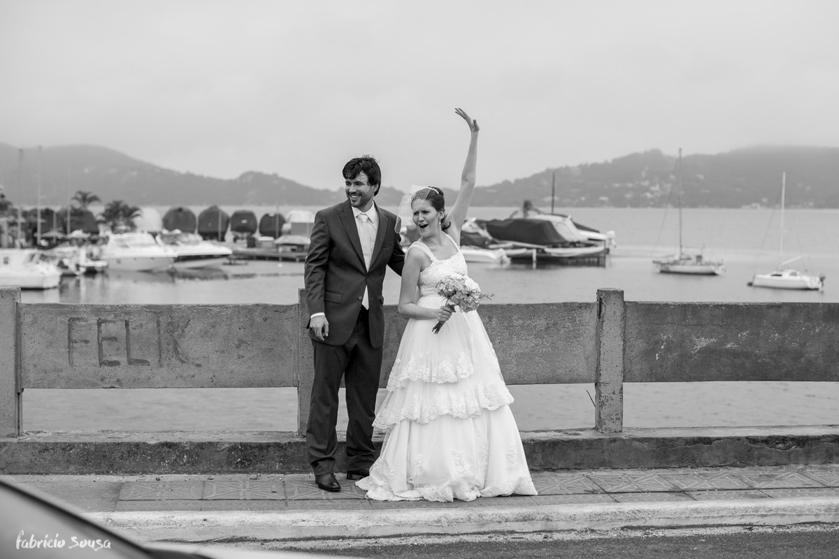 a noiva acena contente para quem passa na ponte da lagoa da conceição