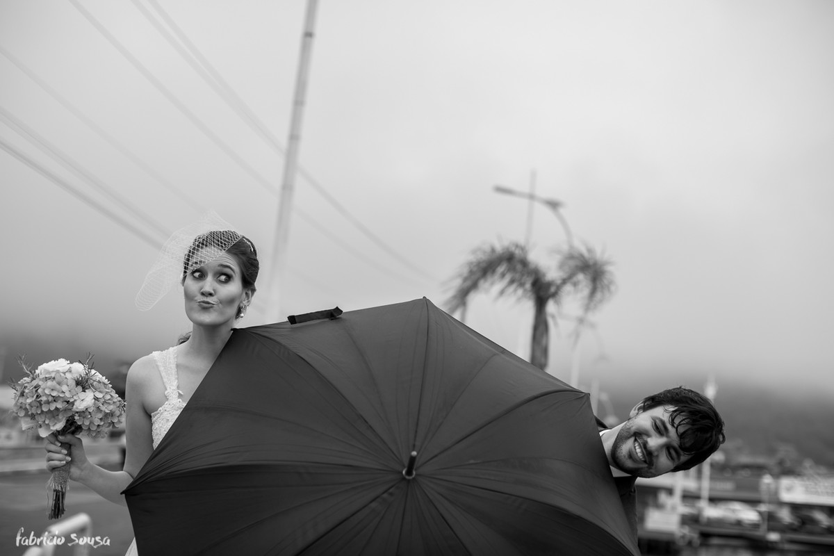 retrato dos noivos num dia chuvoso na lagoa da conceição - Floripa