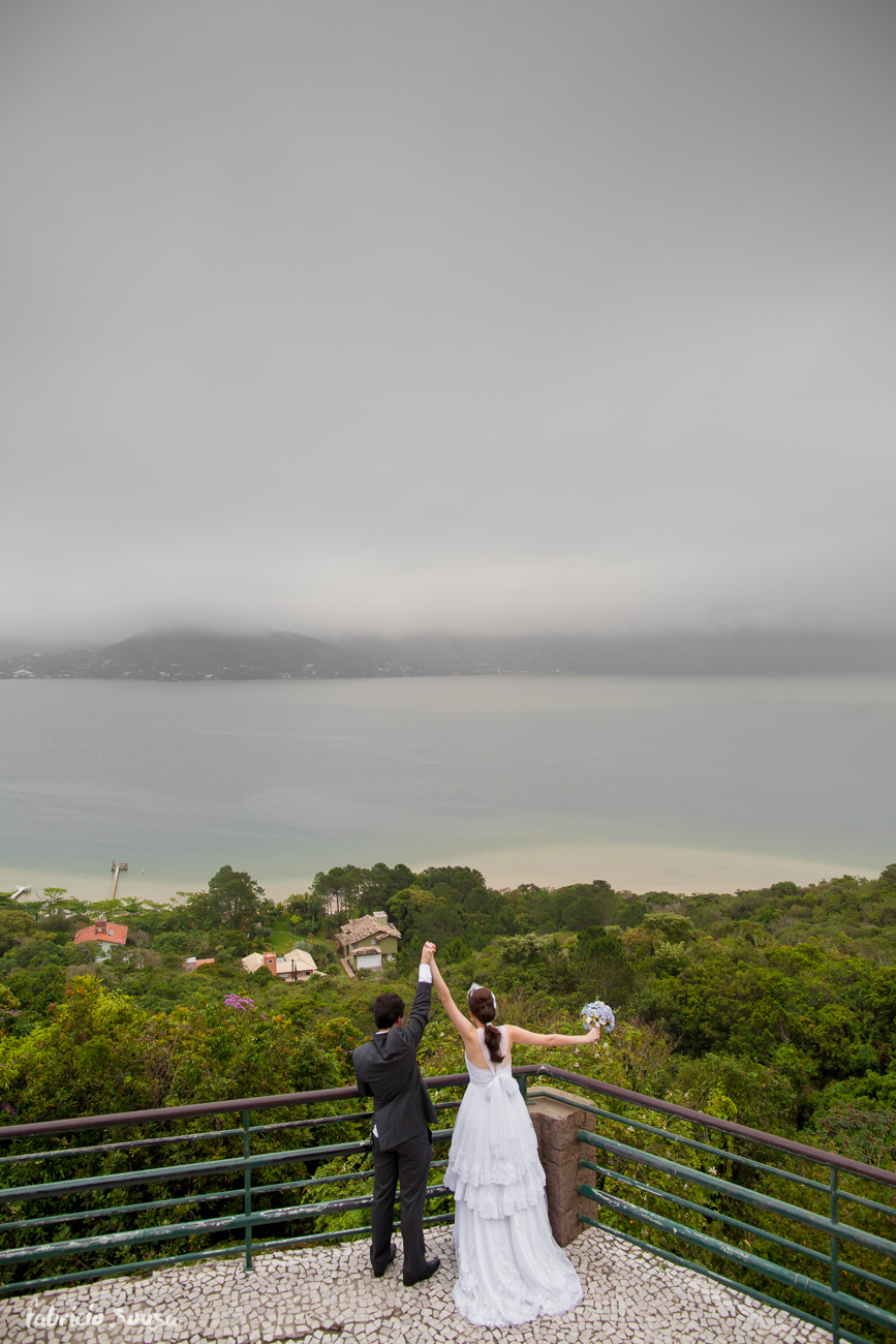 noivos felizes no mirante ponto de vista ou mirante da mole em Floripa
