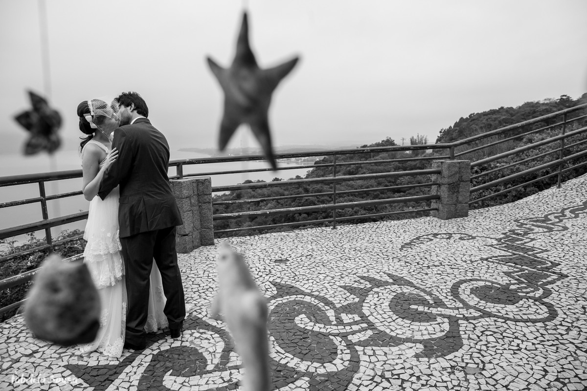 retrato preto e branco do casal se beijando no mirante em Florianopolis