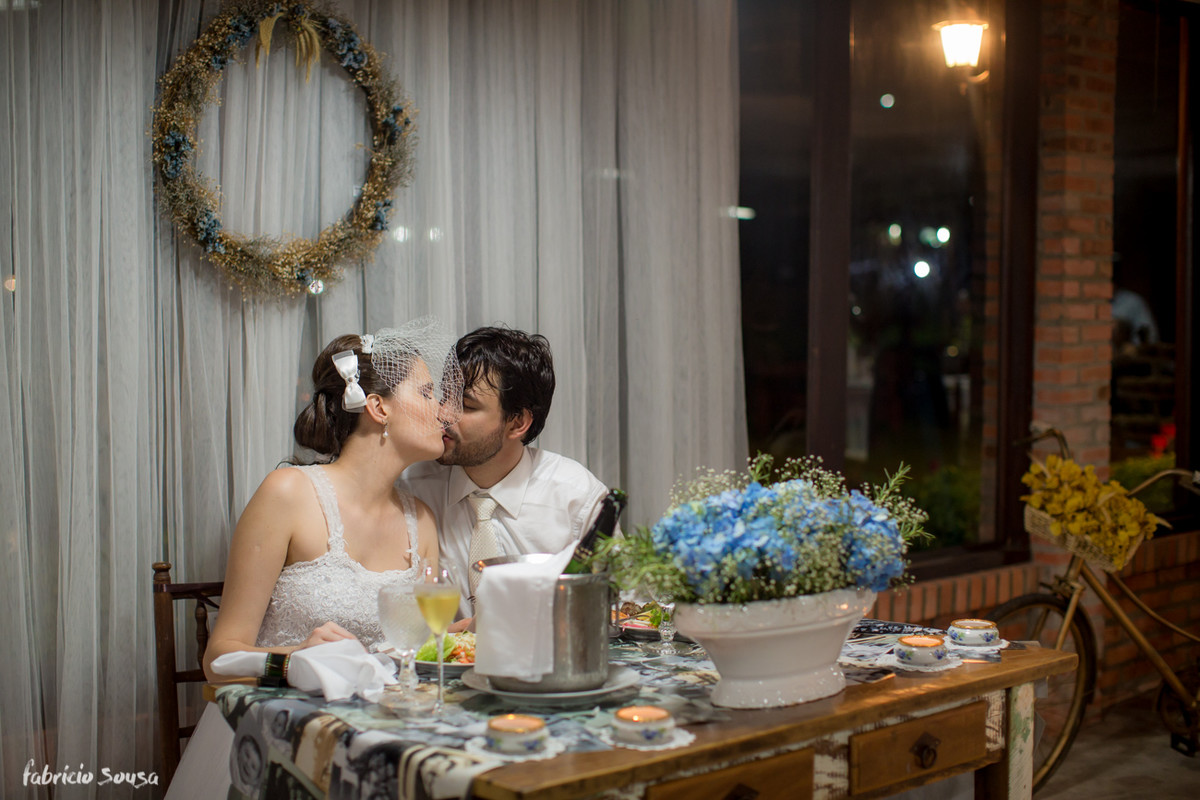casal se beija na mesa de jantar