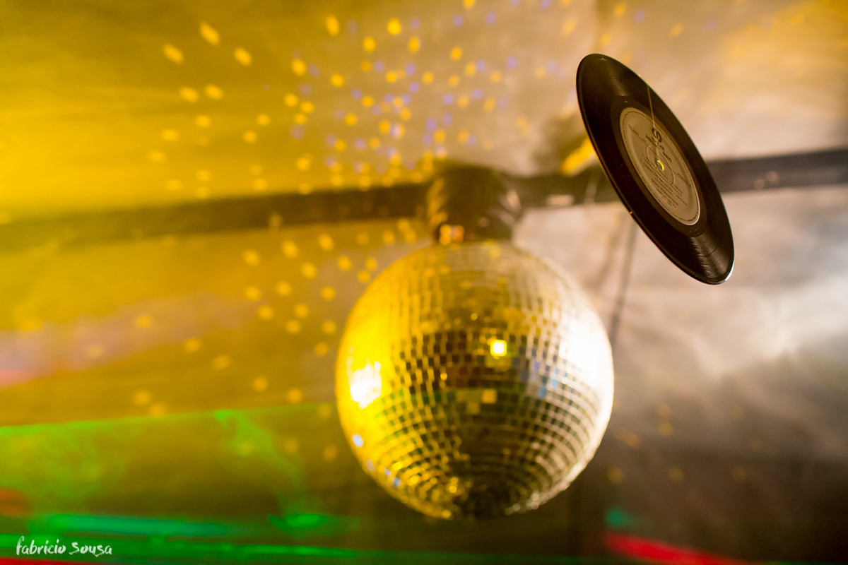 detalhe do globo de luz e vinil compondo a decoração da festa
