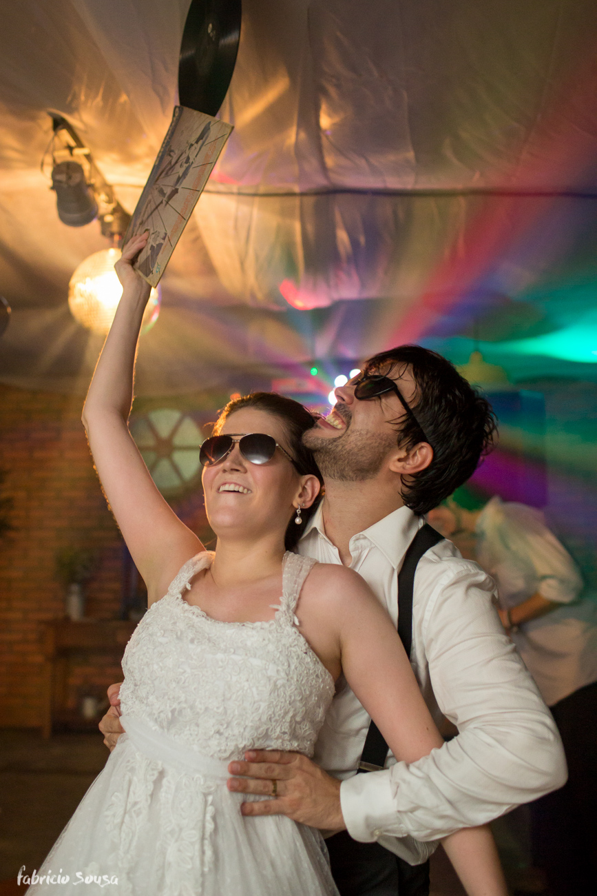 noivos de óculos escuros dançando muito na festa de casamento