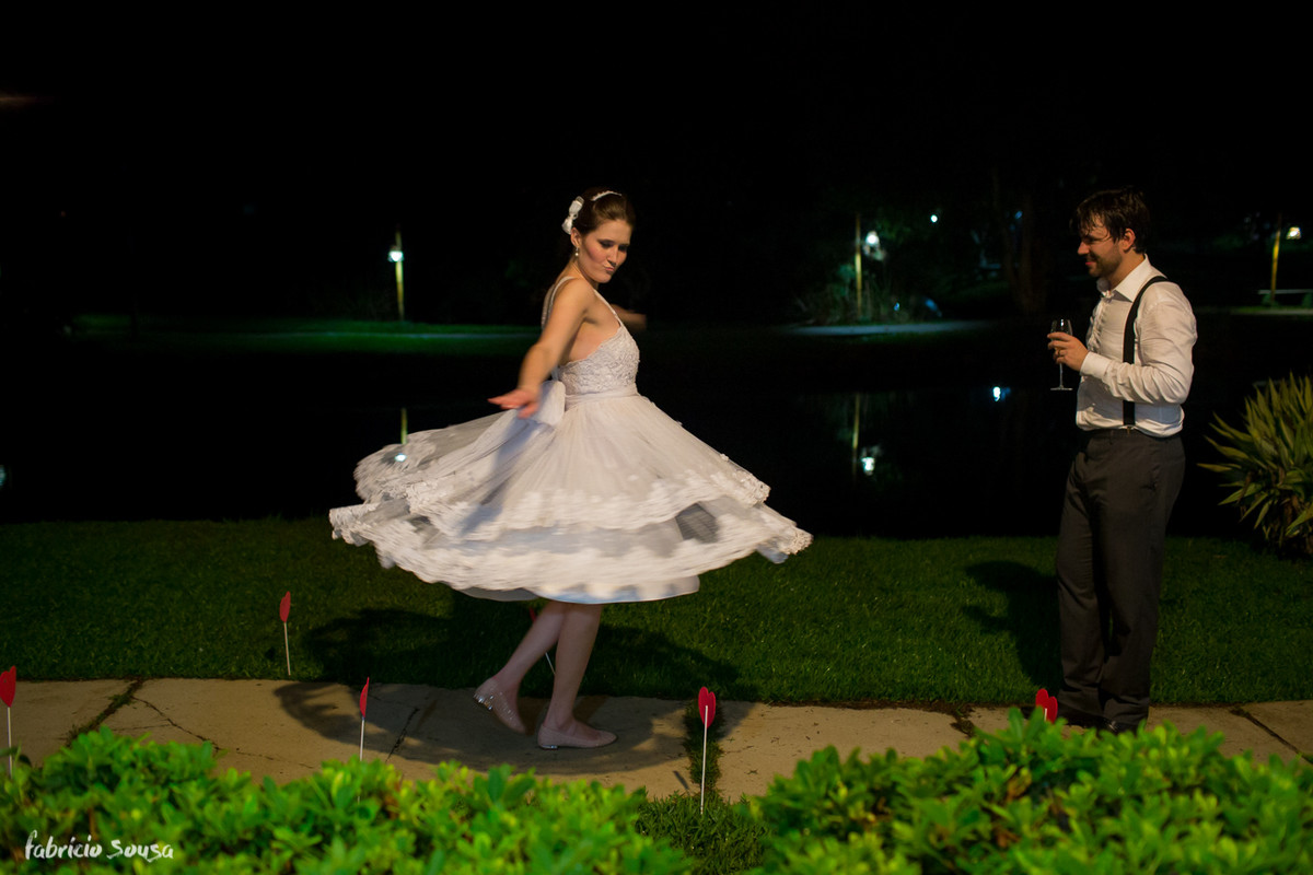 noiva rodando o vestido no jardim do hotel engenho eco park em Floripa