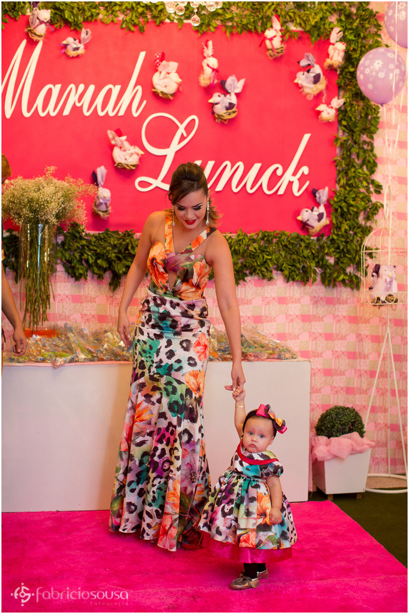 Mãe e filha em frente à mesa de doces