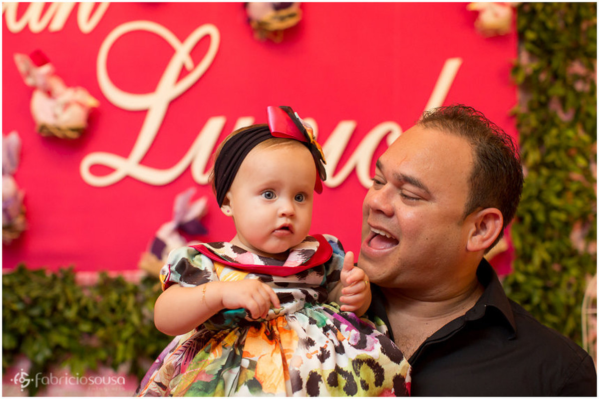 papai todo orgulhoso com filha no colo