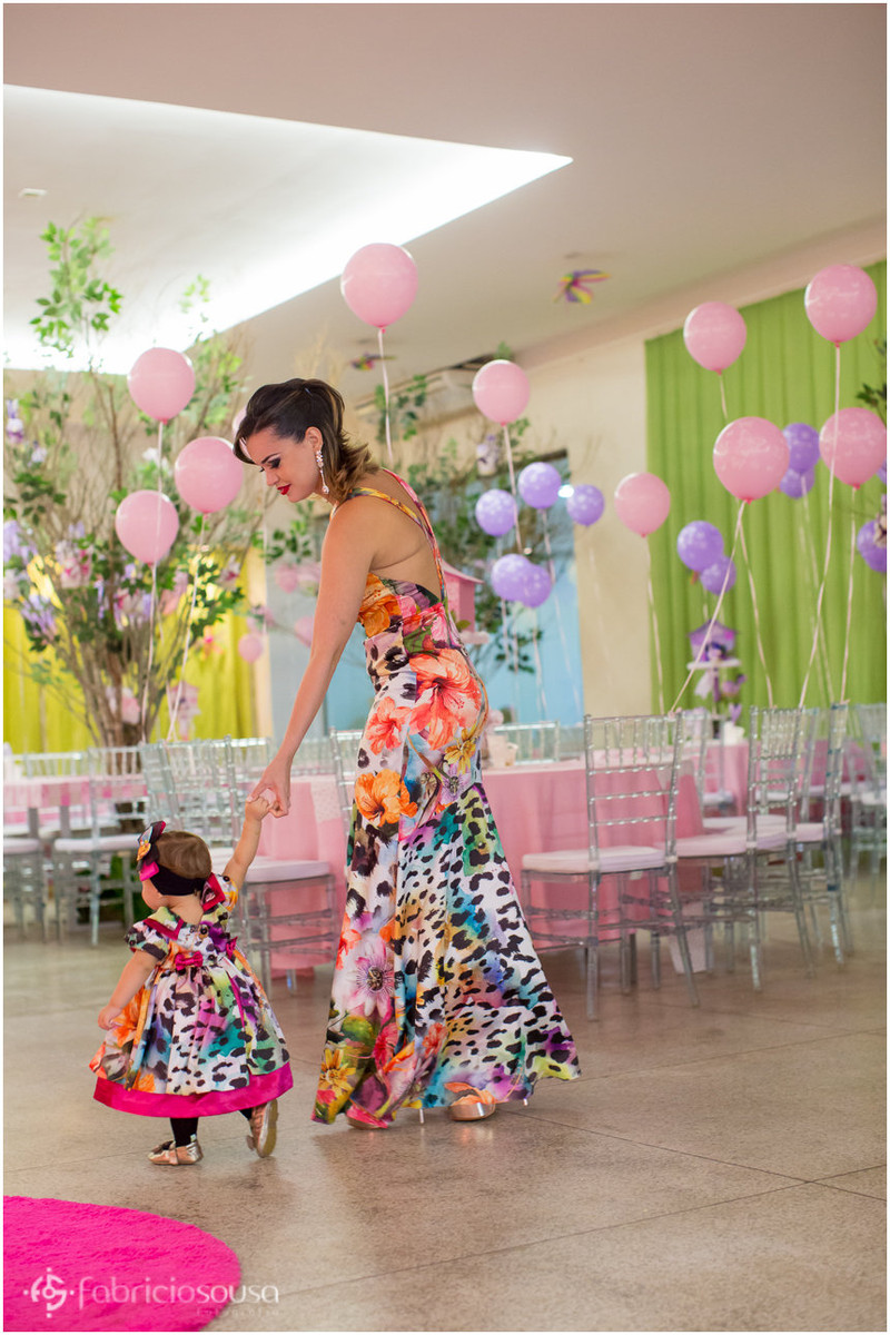 mãe e filha vestidas iguais no aniversário infantil de 1 ano