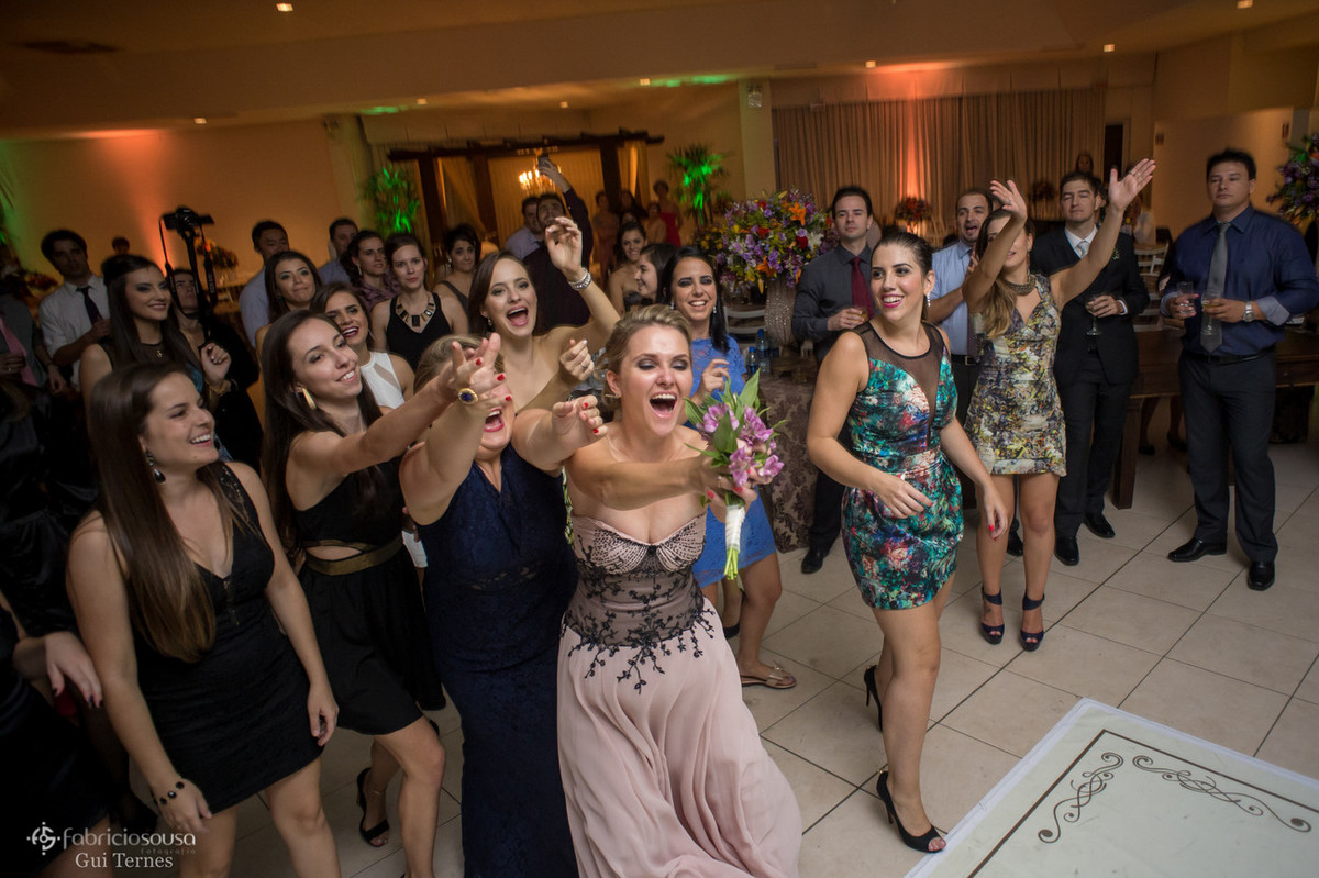 as solteiras enlouquecem pegando o bouquet