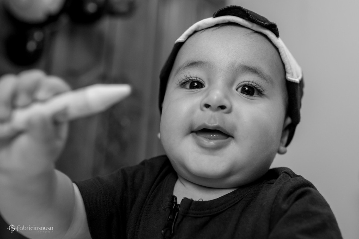 sorriso gostoso do bebe Theo preto e branco