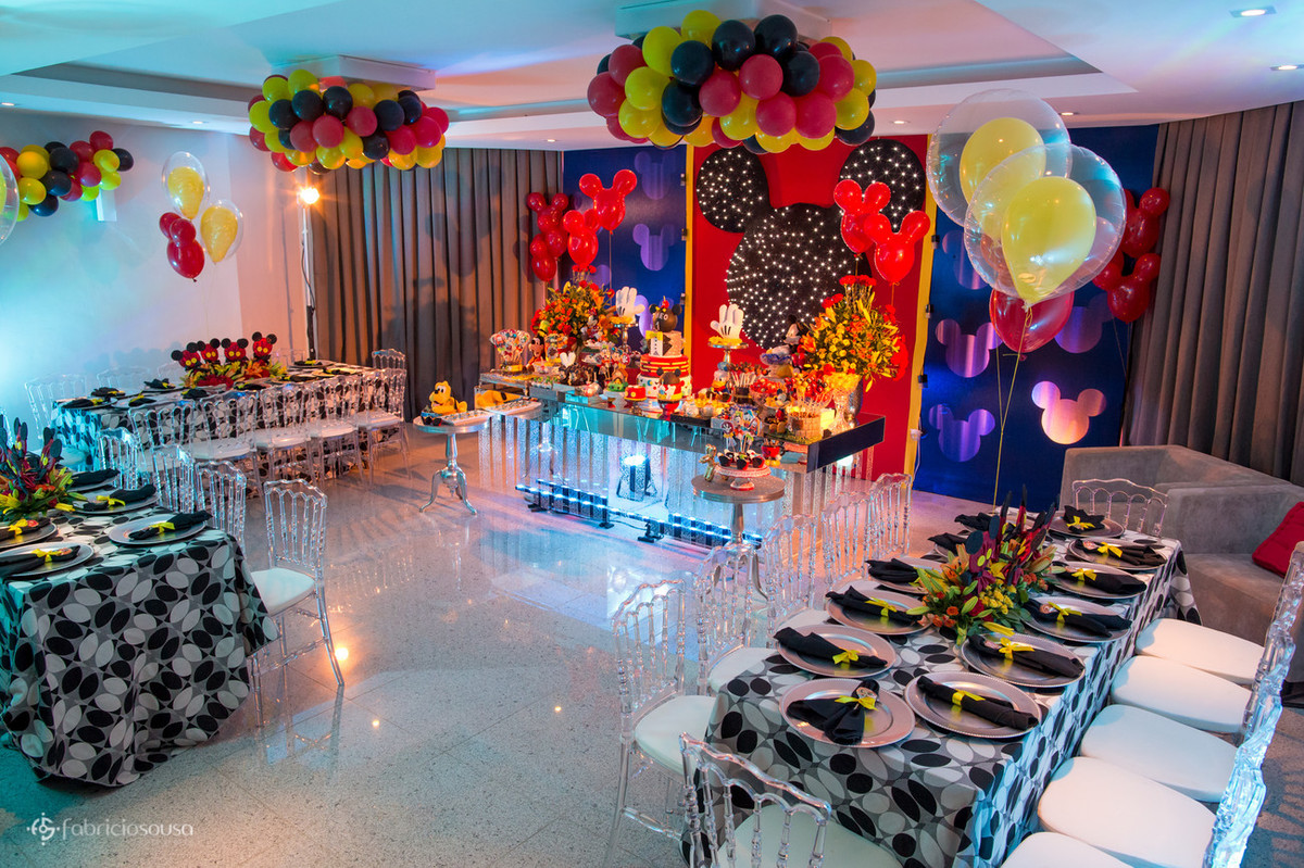 Salão de festas decorado e colorido