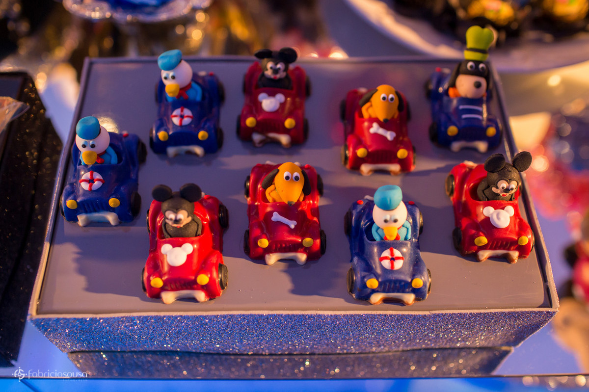 Detalhe dos docinhos da turma do Mickey da Disney