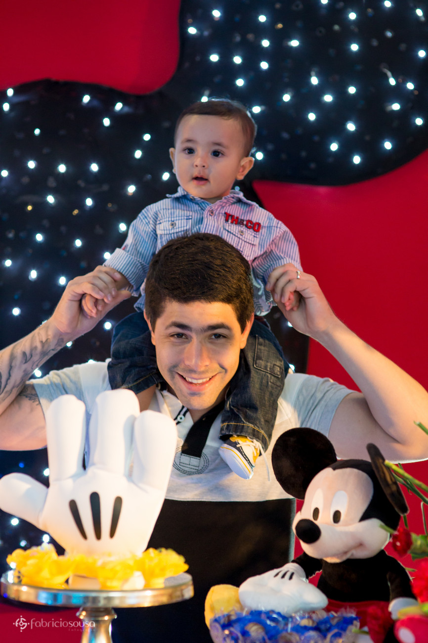bebe aniversariante no ombro do papai