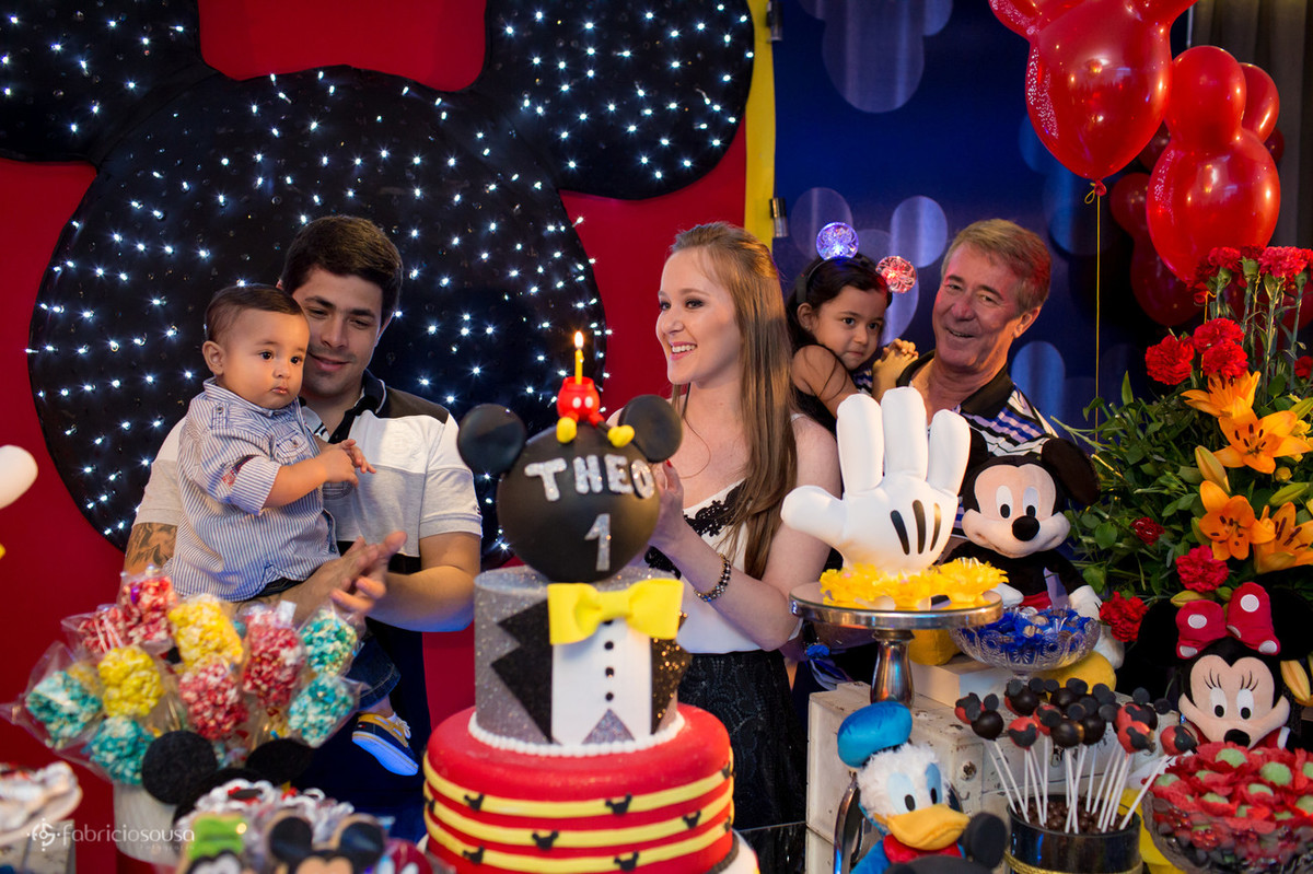 decoração da Decora Belém com tema da Disney e todos cantando parabéns