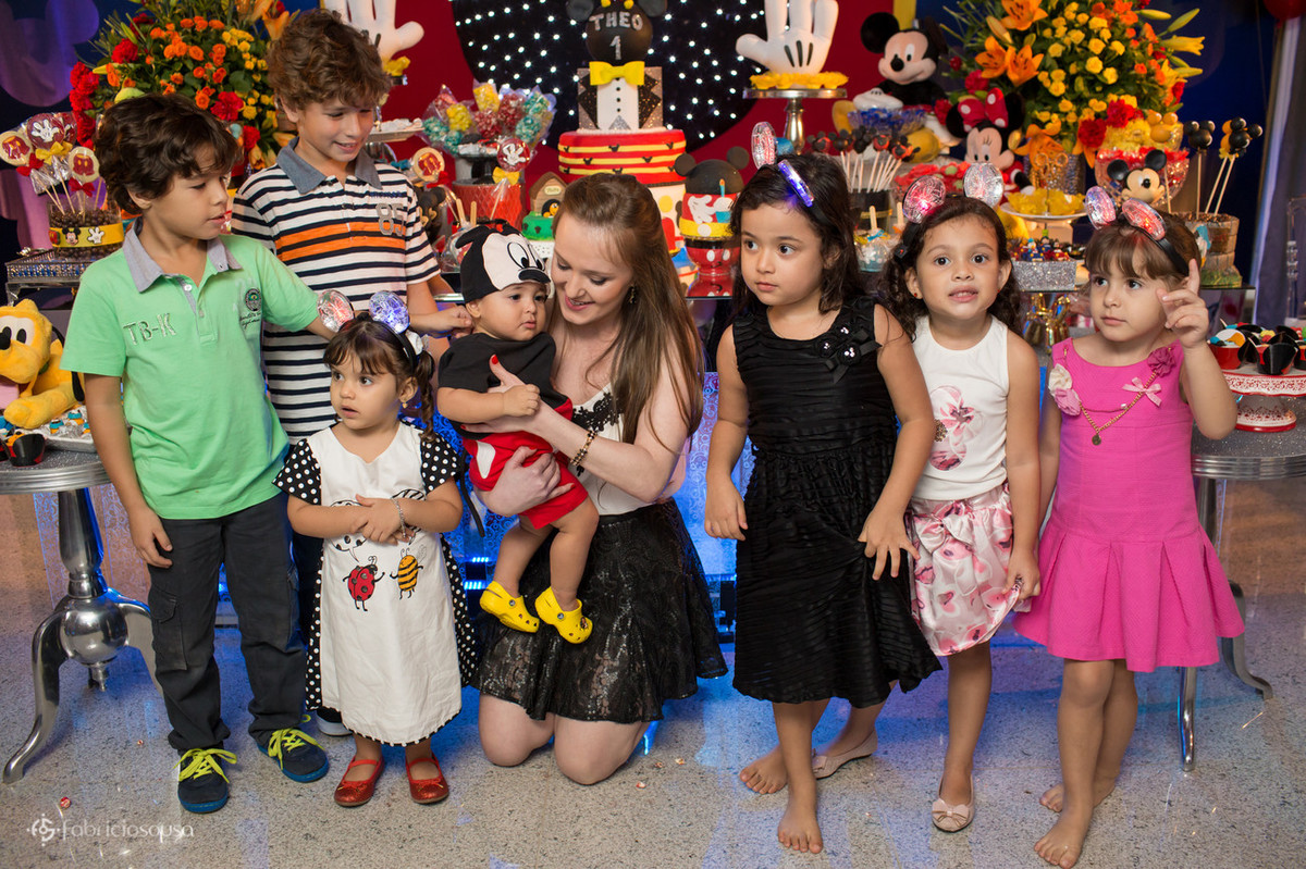 retrato com as crianças da festa
