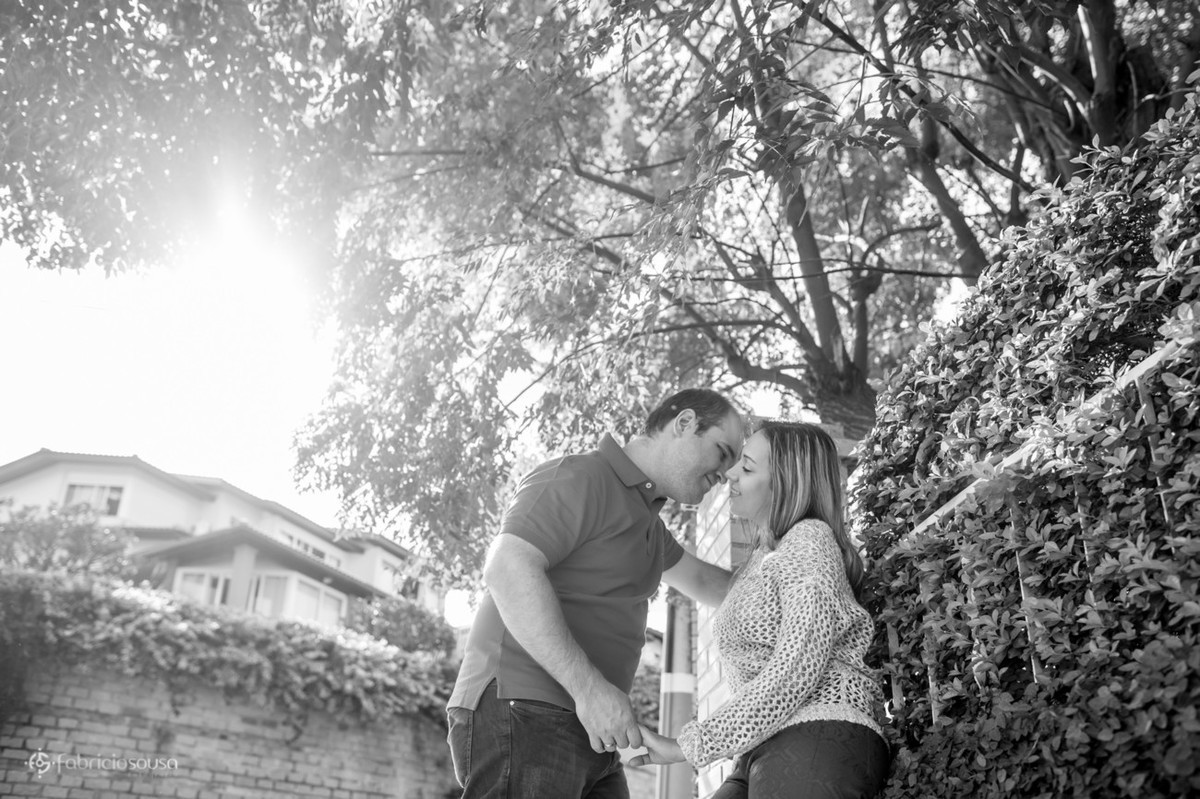 casal apaixonado quase se beijando embaixo da árvore