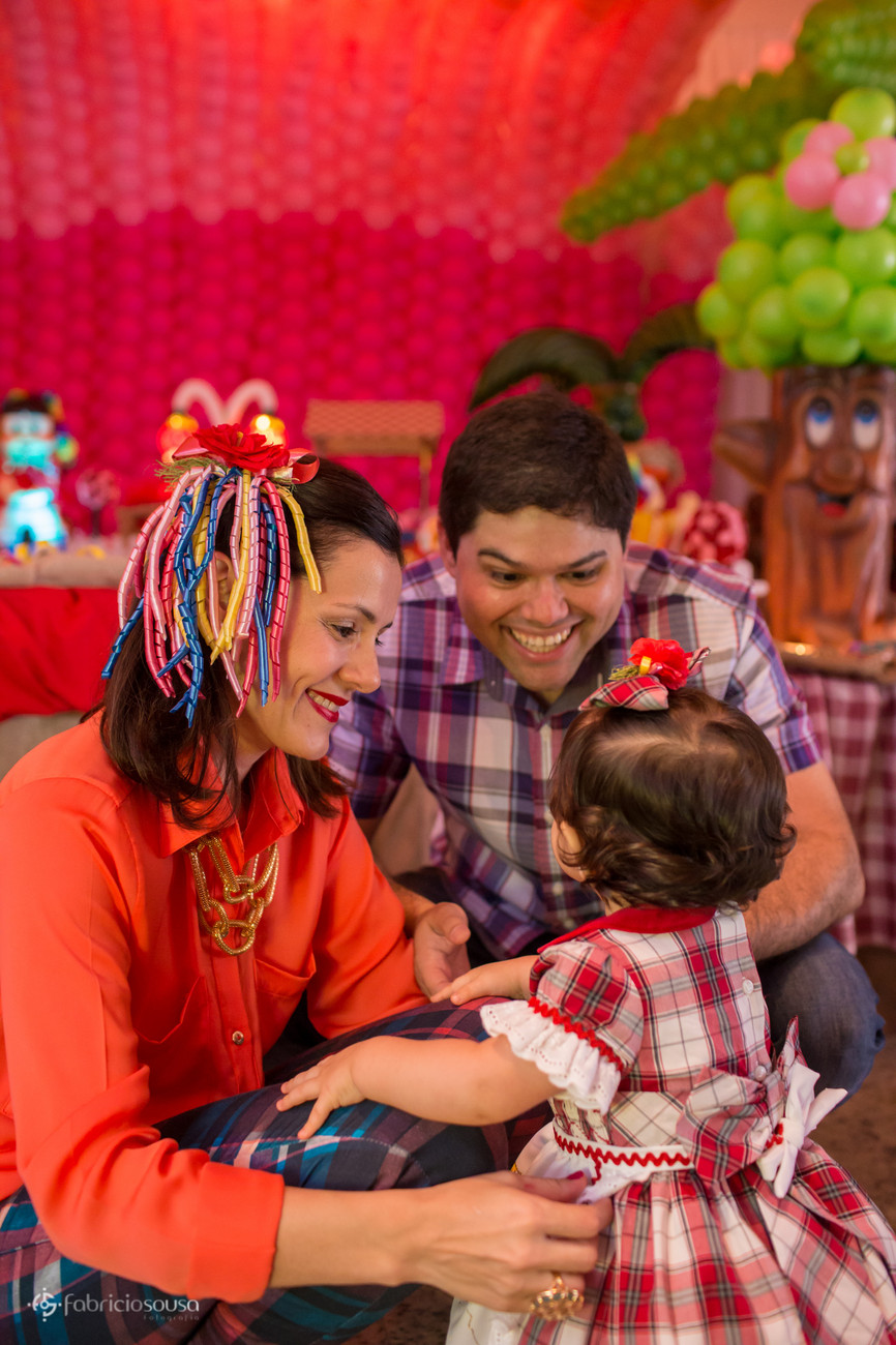 mãe e pai no primeiro aniversário da filha