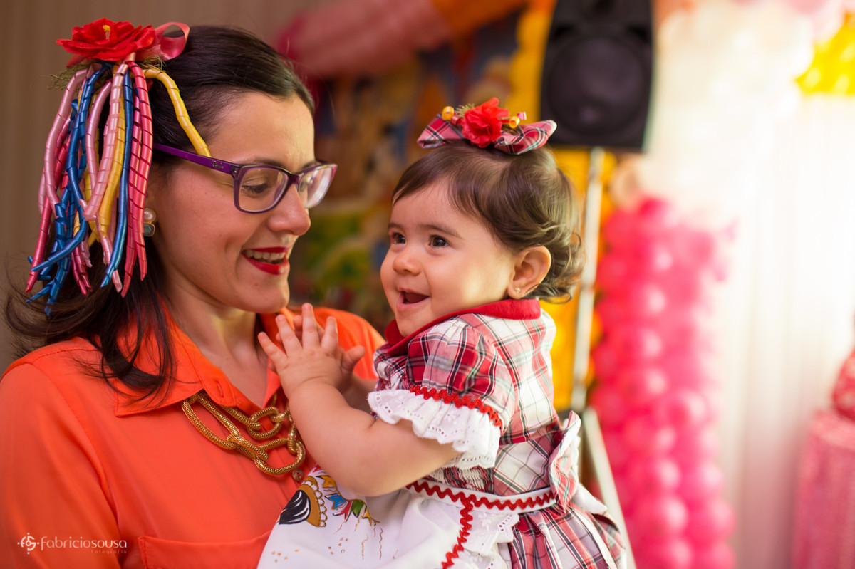 Mãe com filha no colo