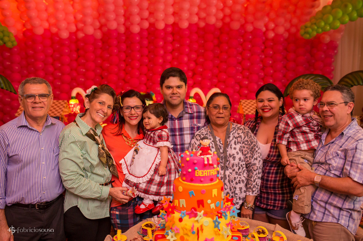 Pose para foto da aniversariante com familiares e amigos