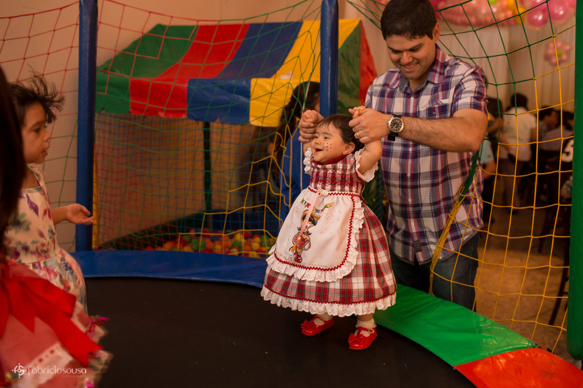 Beatriz brinca na cama elástica com ajuda do papai