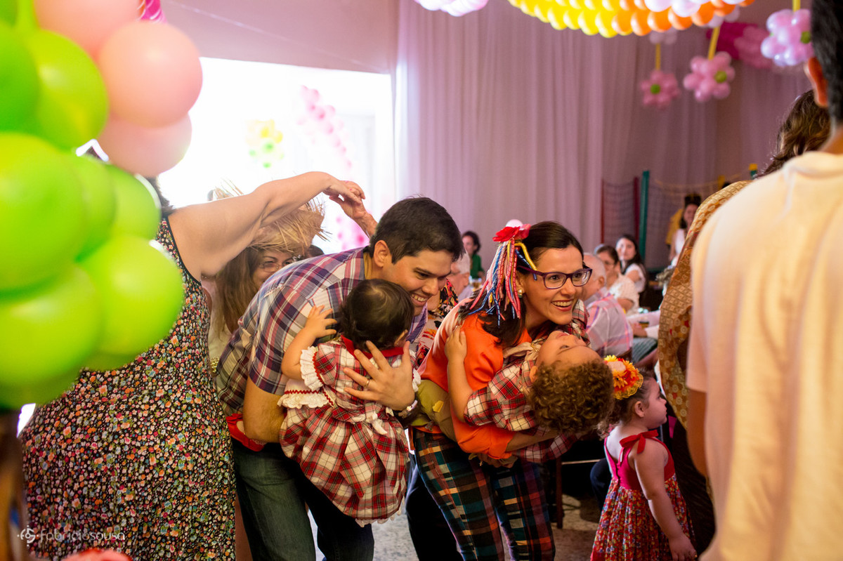 quadrilha no aniversário infantil com tema de festa junina