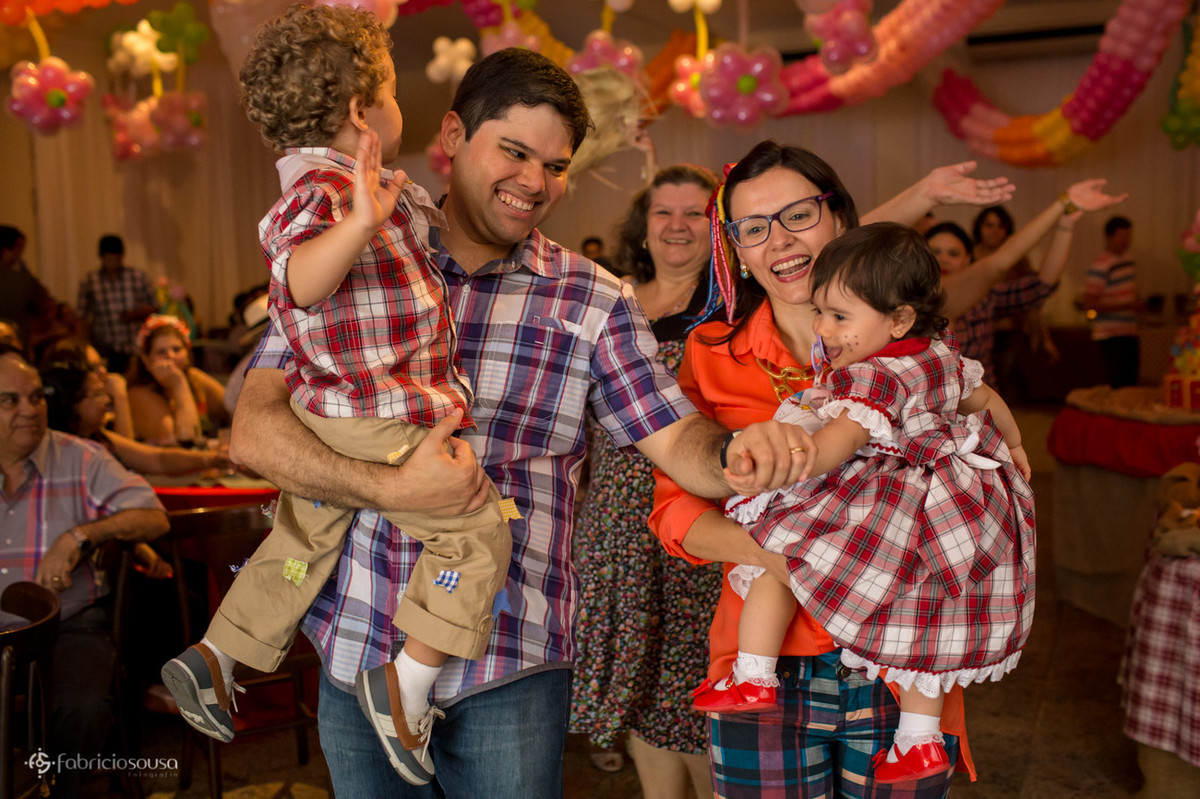 Família vestida a caráter de festa junina