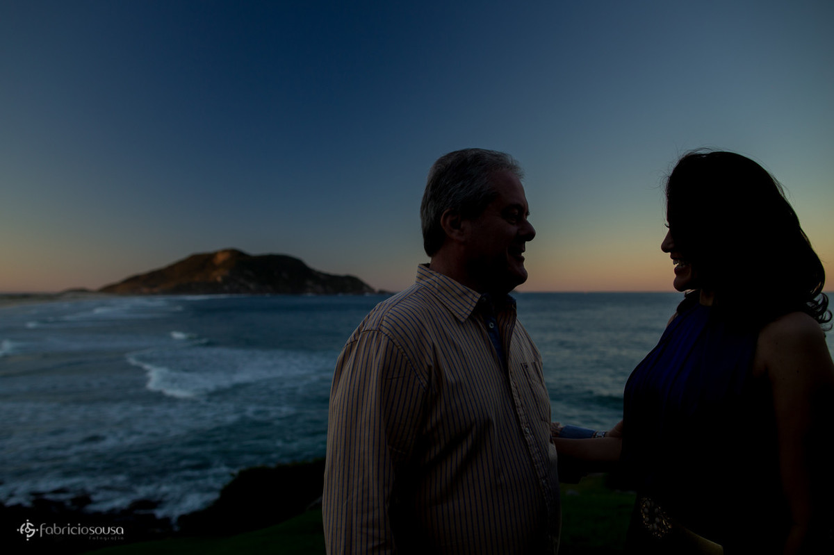 silhueta do casal no por-do-sol