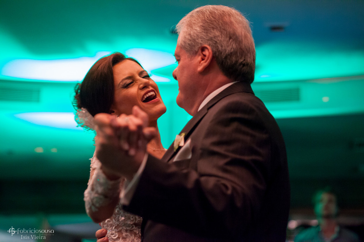noiva dançando e cantando