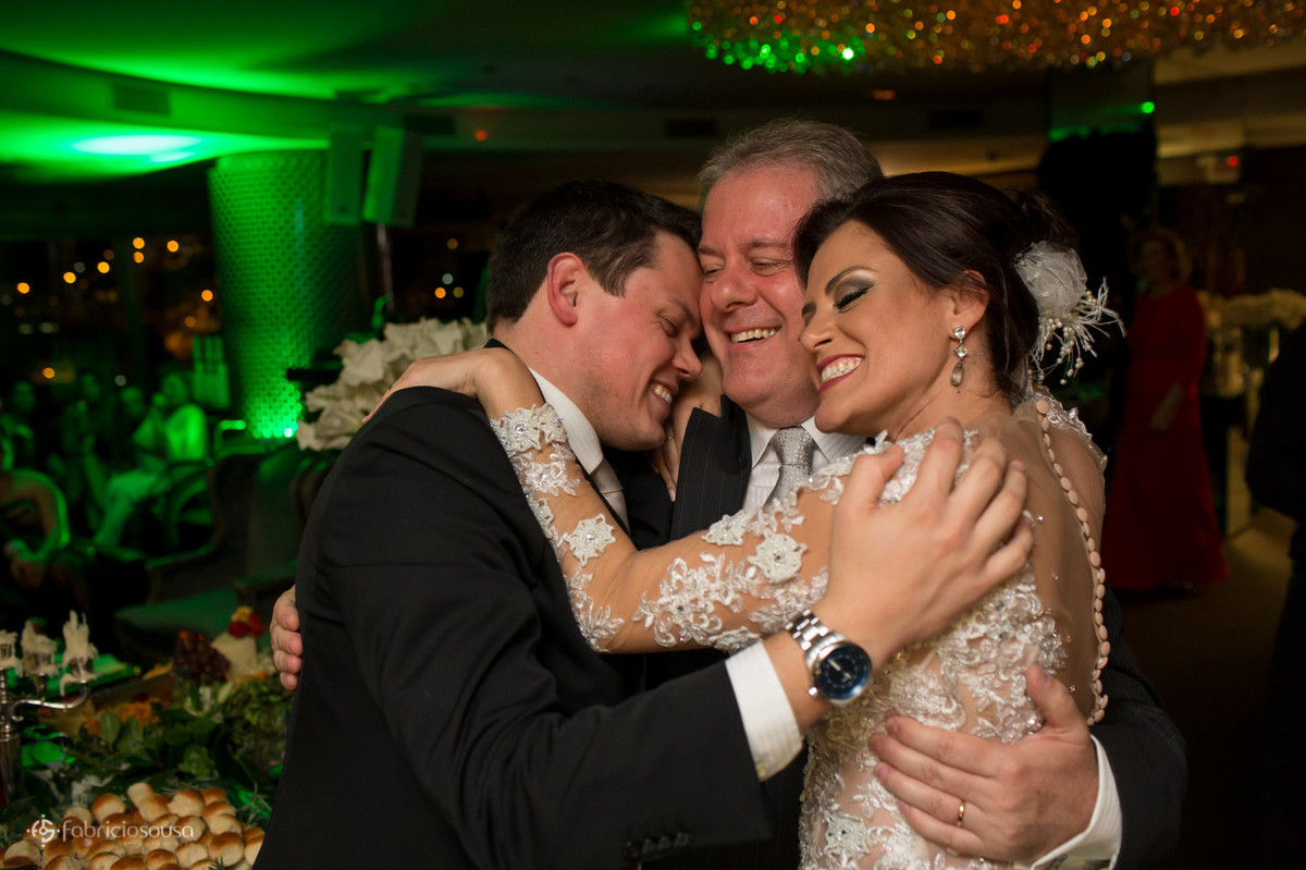 abraço em família no casamento
