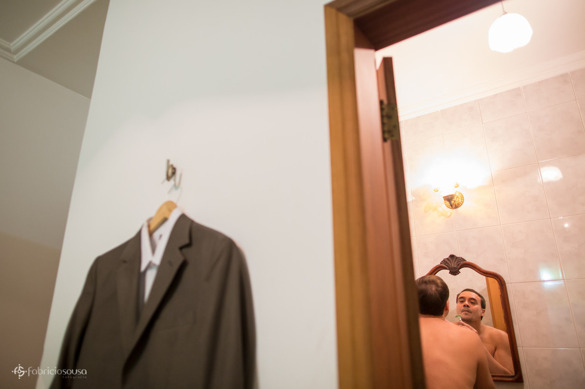 o traje e o noivo se barbeando